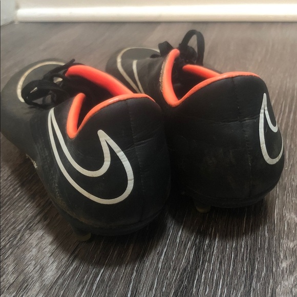 Nike Women’s Soccer Cleats – Black/White/Pink – Size 7 - Picture 7 of 10